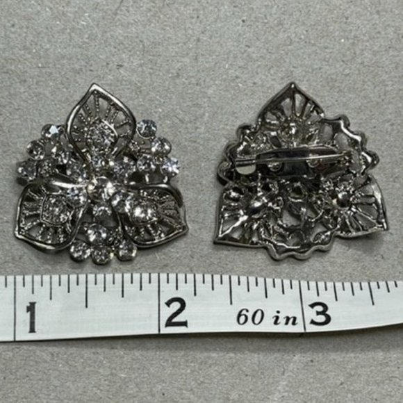 A Pair of Filigree Leaf and Rhinestone brooches or Collar Lapel Pins 1950's - Picture 2 of 4